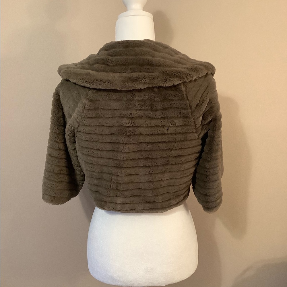 Forever 21 faux fur shrug, medium, great condition - Picture 2 of 3